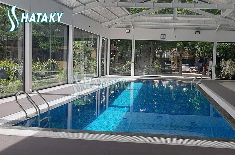 Thang bể bơi ở hồ bơi gia đình