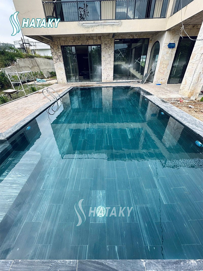 Đèn hồ bơi Tafuma được lắp đặt trong hồ bơi gia đình