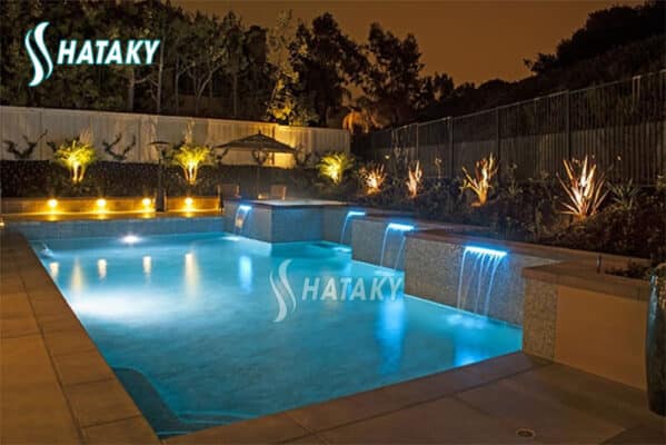 Đèn bể bơi bị lỗi lẽ có màu sắc ánh sáng không đều màu, cường độ ánh sáng yếu